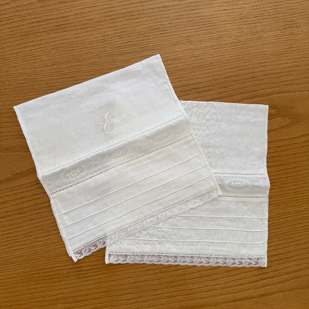 SET OF 2 VINTAGE HAND TOWELS